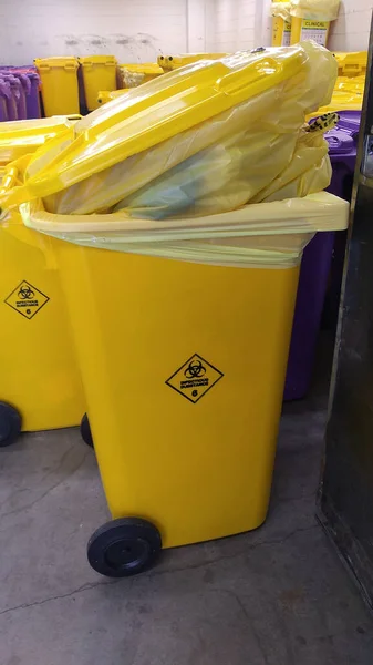 Koronavirüs salgınından kalan sarı bulaşıcı hastane çöpleri.