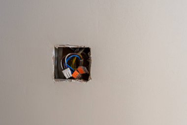 Duvar prizinden çıkan kablo bağlantılarını içeri it.