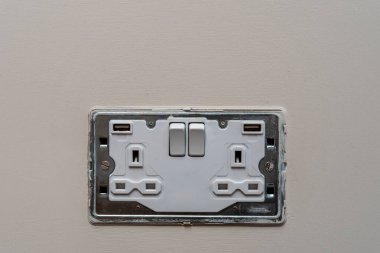 İngiliz tarzı beyaz çift prizli USB şarj edilmiş, kapağı açık.