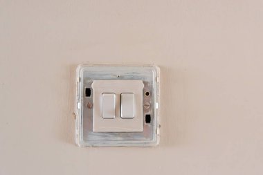 Kapağı kapalı iki çete feneri.