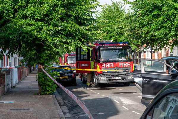 İngiltere 'nin başkenti İngiltere' de kırmızı ve sarı şeritli bir yangın mahalline itfaiye aracı gidiyor..