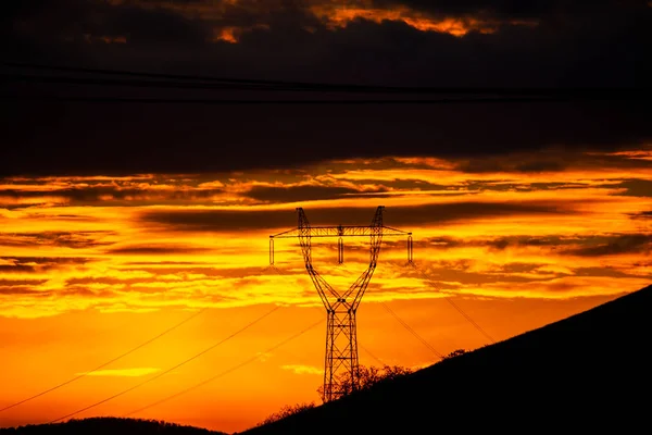 Oranje Zonsondergang Hemel Met Wolken Het Veld Met Elektrische Torens — Stockfoto