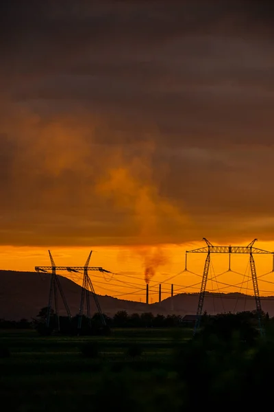 Laranja Céu Por Sol Com Nuvens Sobre Campo Com Torres — Fotografia de Stock