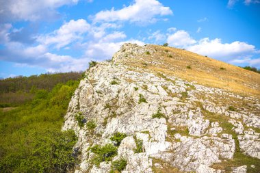 Görkemli dağlar manzara ve bulutlu gökyüzü, doğa 