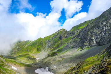 Görkemli dağlar manzara ve bulutlu gökyüzü, doğa 