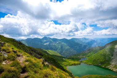 Muhteşem dağlar manzara ve bulutlu gökyüzü, doğa ve göl. 