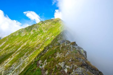 Güzel dağlar manzara ve bulutlu gökyüzü, sis