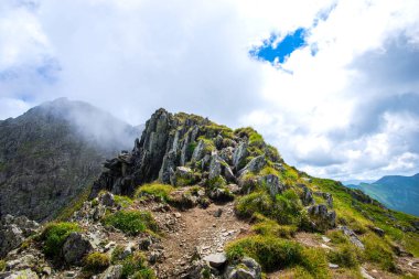 Güzel dağlar manzara ve bulutlu gökyüzü, sis