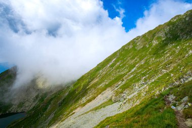 Görkemli dağlar manzara ve bulutlu gökyüzü, doğa 
