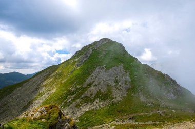 Görkemli dağlar manzara ve bulutlu gökyüzü, doğa 