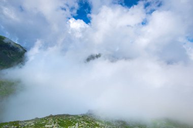 Görkemli dağlar manzara ve bulutlu gökyüzü, doğa 