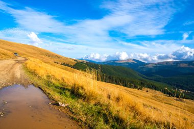 Dağların manzarası vadi tepeleriyle 