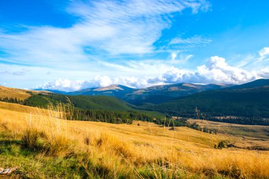 Dağların manzarası vadi tepeleriyle 