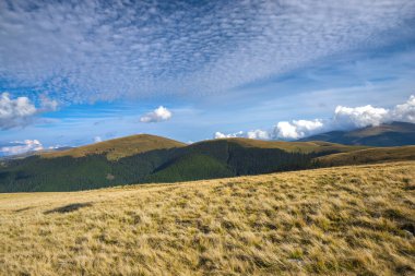 Dağların manzarası vadi tepeleriyle 