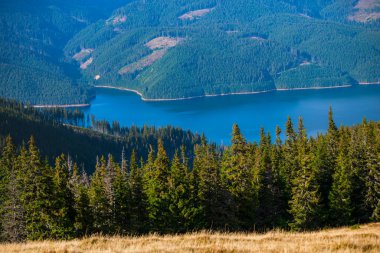 Dağlar, nehir akıntısı ile kaplı