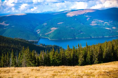 dağların manzarası nehir akıntısı, gökyüzü bulutlarla