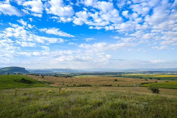 Terres Agricoles Avec Rouleaux Foin Séché Ciel Bleu Avec Nuages — Photo