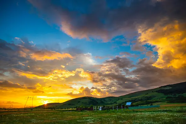 Západ Slunce Obloha Nad Horami Krajina Travnatá Louka — Stock fotografie