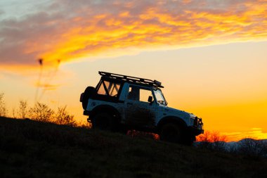 Sunset View ve off-road arabaları dağlarda, seyahat konsepti
