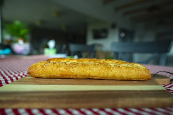 Frisch Gebackenes Brot Auf Dem Tisch — Stockfoto