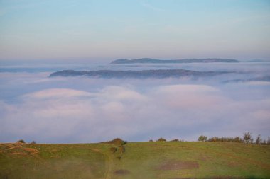 İnanılmaz sisli dağ manzarası 