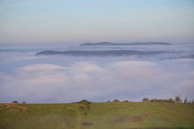 İnanılmaz sisli dağ manzarası 