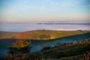 İnanılmaz sisli dağ manzarası 