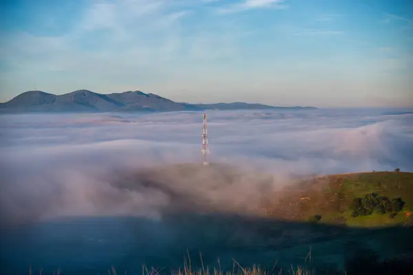 Телекоммуникационная Башня Антенной Туманных Горах — стоковое фото