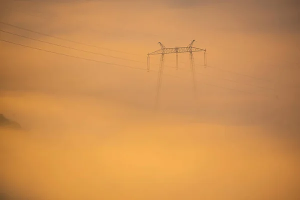 Západ Slunce Pohled Elektrický Sloup Mlhavých Horách — Stock fotografie