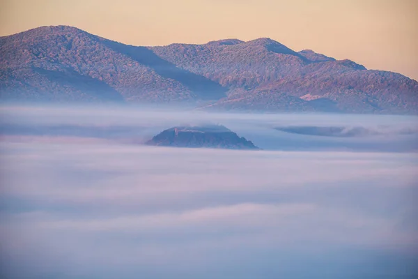Прекрасный Вид Горы Тумане — стоковое фото