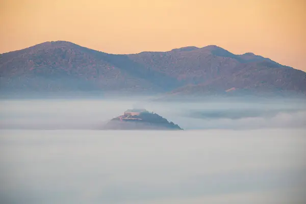 Вид Горы Тумане Закате — стоковое фото