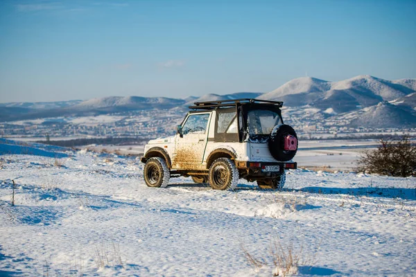 Terenowy Samochód Śnieżnej Scenie Jasnym Świetle Słonecznym — Zdjęcie stockowe
