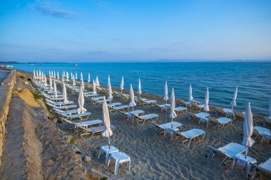 Sahil ve deniz manzarası, gün batımı ışığı ve güneş ışıkları. 