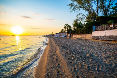 Sahilde gün batımı