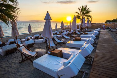 Sahil ve deniz manzarası, gün batımı ışığı ve güneş ışıkları. 