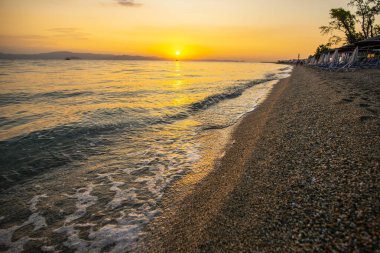 Sahil ve deniz manzaralı gün batımı ışığı