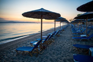 Sahil ve deniz manzarası, gün batımı ışığı ve güneş ışıkları. 