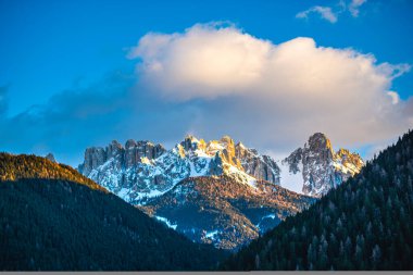 Kışın dağların manzarası 
