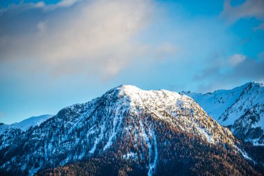 Karla kaplı dağlarla kaplı kış manzarası