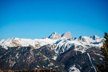 karla kaplı dağ manzarası 