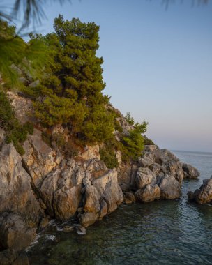 Göl manzarasında gün batımı