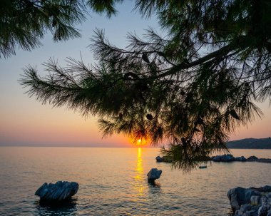 Göl manzarasında gün batımı