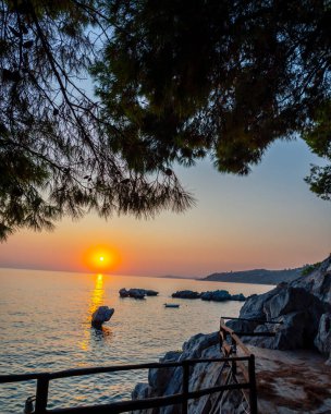 Kayaları ve deniz manzarası olan güzel bir sahil.