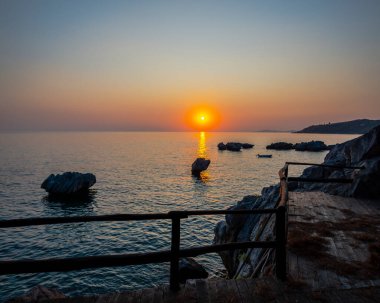 Kayaları ve deniz manzarası olan güzel bir sahil.