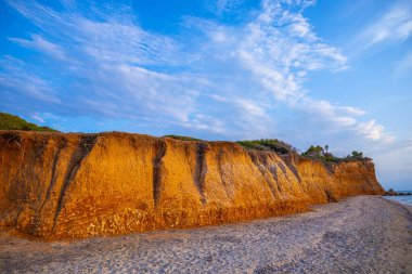 Kayalıkları ve mavi gökyüzü olan güzel sahil