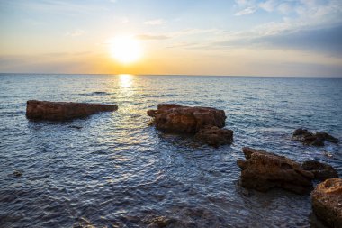Dalgaları ve denizi olan güzel sahil