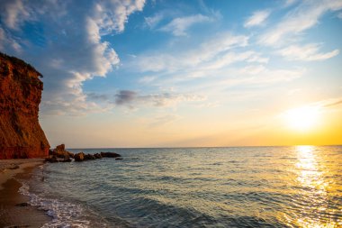 Dalgaları ve denizi olan güzel sahil