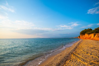 Dalgaları ve denizi olan güzel sahil