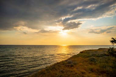 Denizde gün batımı Güzel bir gökyüzü