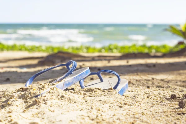 Flip flops på en tropisk strand — Stockfoto